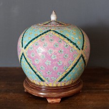 Pot couvert à gingembre porcelaine Chine support bois XXe décor floral L3001