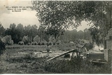 CARTE POSTALE / BORD DE LA SEVRE SCIEUR DE LONG DANS LE MARAIS