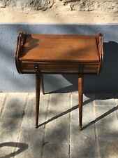 Travailleuse de couturière en bois, sur pieds, forme de demi tonneau