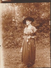 Femme Elégante Chapeau