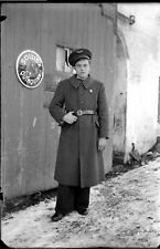 Jeune homme militaire porte grange pub - ancien négatif photo verre an. 1940