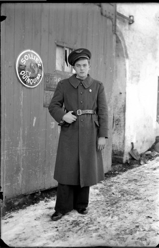 Jeune homme militaire porte