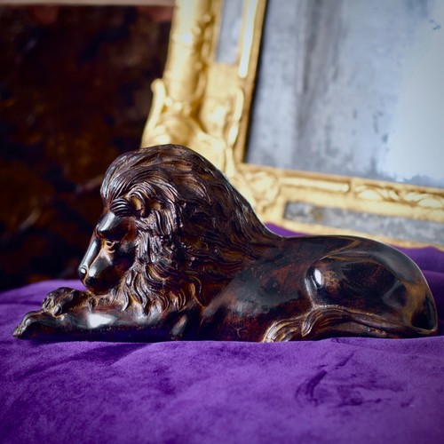 Lion couché métal - métal, patiné