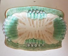 Ancien plat en barbotine