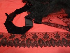 lot=  noir  dentelle ancienne , ruban velours , et voilette ancienne offerte