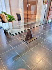 table de salle à manger Laroche Bobois plateau verre empietement acier noir