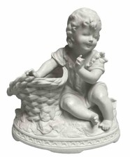 Grand Sujet en Biscuit Fillette appuyée à un Panier