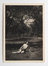 Bain soleil herbe jeune femme