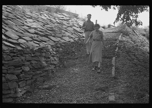 Photo 1930s couple walking - photo:1930s,