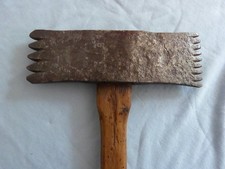 Hache marteau taillant laye laie rustique outil ancien tailleur de pierre XIXe