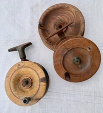 2 ANCIENS GROS MOULINET EN BOIS   Ø 13 et 13,5 cm + 1 BOBINE BOIS