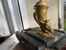 ancien encrier en bronze sur son socle en marbre à décor de tête de bélier