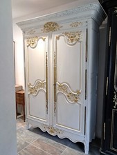 Armoire ancienne chevillée, patinée blanc or vieilli, style Fleuri Romantique.