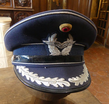 coiffure militaire casquette officier  allemand guerre froide  ??