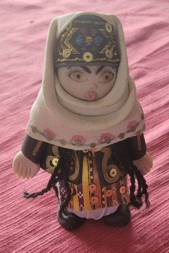 Petite poupee folklorique pays - petite,
