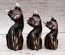 3 statuettes chats en bois
