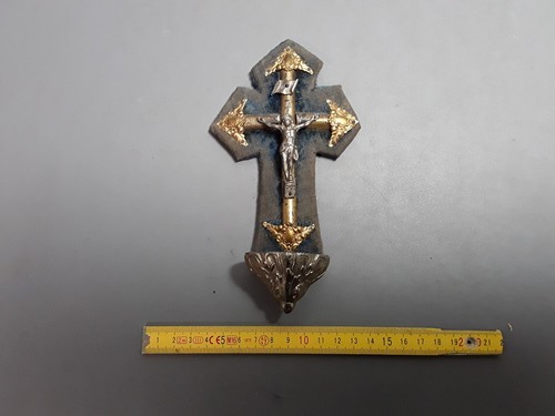 Crucifix bénitier suspendre