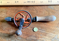 outils anciens,old ool,belle petite perçeuse manuelle estampillée Mach...