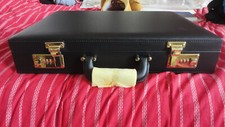 JOLI ATTACHE CASE A CODE EN  SIMILI CUIR AVEC DORURE NEUF !