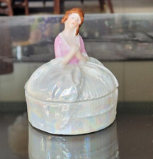 BOITE A POUDRE  ANCIENNE PORCELAINE  SAXE TONS NACRÉS ESTAMP.GERMANY+4CHIFFRES ?