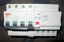 DISJONCTEUR DIFFERENTIEL TETRAPOLAIRE 32A 30mA COURBE C 4POLE MERLIN GERIN P20KA