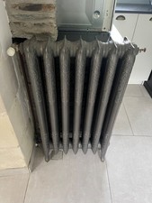 2 Radiateurs en fonte Type Renaissance Bon État dont un avec chauffe-plat