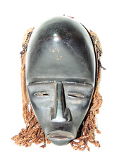 Afrique Ouest. Masque Africain avec tresses et petits sacs  gri-gri  fin XIXe