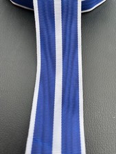 Coupe de ruban pour médaille