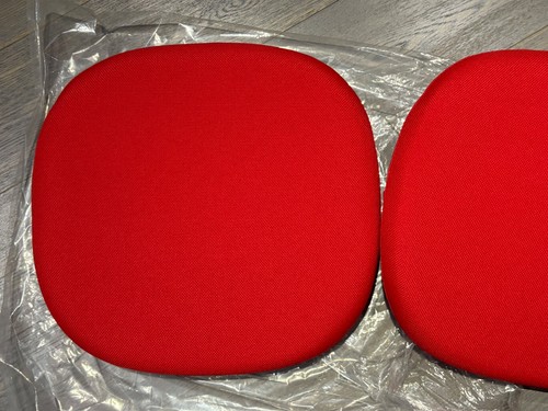 Coussin rouge pour - , chaise