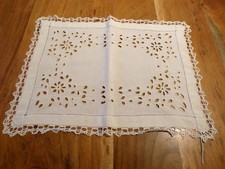 Linge ancien 1 Napperon lin  blanc avec broderies et dentelle