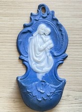 Très beau bénitier en biscuit bleu Vierge à l'enfant tWedgwood?  