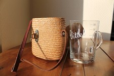 verre de cure émaillé - chope - VITTEL- dans son étui en paille tressée