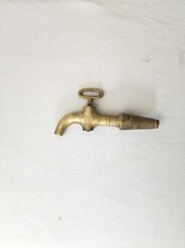Ancien robinet en laiton .