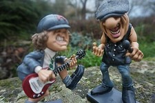 841.01  2 FIGURINE CARICATURE BRIAN JOHNSON ANGUS YOUNG  ACDC  CD  2 SUR 2