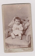 Photo ancienne ?️ bébé sur fauteuil capitonné Paris E. Lines vers 1890