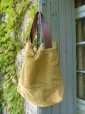 BEAU SAC CABAS ESTELLON EN DENTELLE DE CUIR SUEDE COULEUR BEIGE CAMEL OCRE