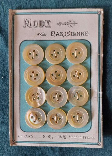 Boutons anciens sur carton