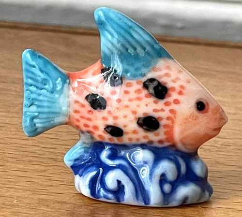 Fève poisson sur vagues bleu - fève,