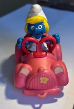 SCHTROUMPFETTE CONDUISANT UNE