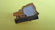 pin's engin de chantier tractopelle travaux publics Brayelle location