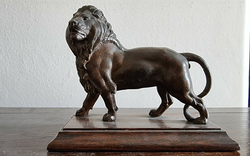 Lion marchant majesté - lion, en