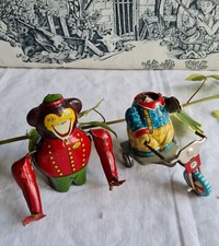 2 ANCIENS JOUETS EN TOLE SINGE JOUSTRA ET CLOWN VELO