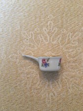 Petite casserole miniature en porcelaine du restaurant Lasserre Paris