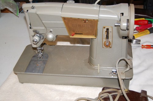 Singer sewing machine - ,