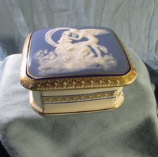 Bonbonnière  en porcelaine MT Limoges  décor barbotine "pâte sur  pâte"par Tom.