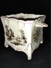 Gallé Petit pot en faïence  St Clément Signé Gallé,décor en grisaille et fleurs