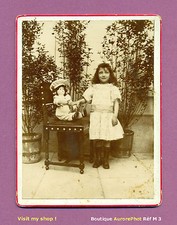 CDV 12X9 : FILLETTE EN POSE EN EXTÉRIEUR AVEC SA POUPÉE, JOUET, TOY, DOLL   -M3