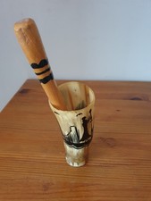 Petit mortier africain en corne de bovin avec son pilon en bois travail artisana