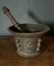 Mortier en fonte XXe richement ornementé L6812