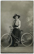 photo carte 1910 - Femme et bicyclette - vélo cyclisme photography bike